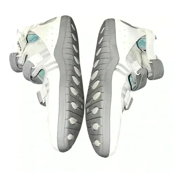 NWT TSUBO Leather Walking Shoes USA women size 9 Color: White, gray and aqua