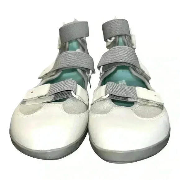 NWT TSUBO Leather Walking Shoes USA women size 9 Color: White, gray and aqua