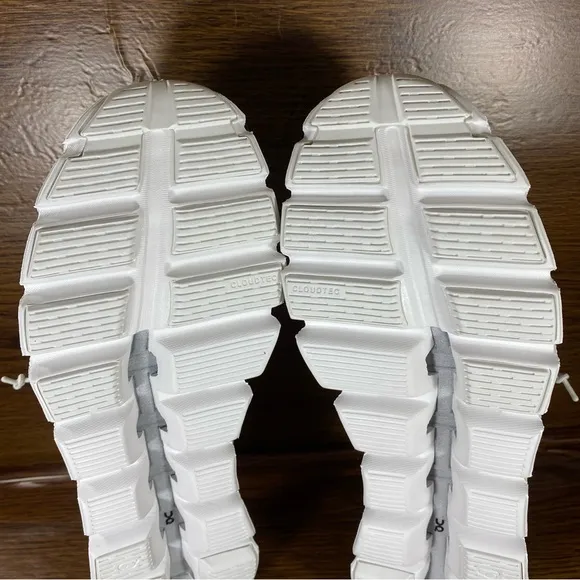 On Cloud Cloud 5 women’s shoe size 10.5