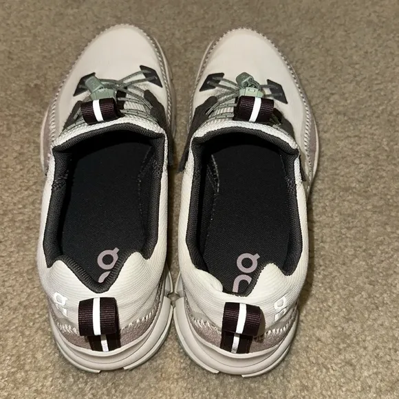 On Cloud cloudaway shoes! Size W10