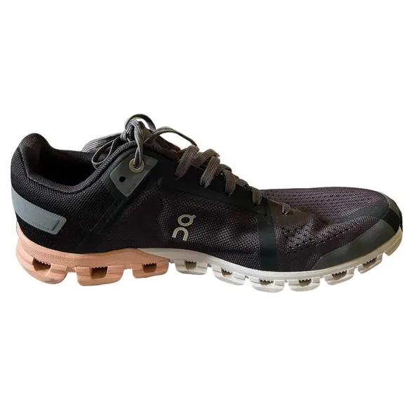 On Cloud CloudFlow Helion Swiss Engineering Running Shoes Womens Size 9.5 Black