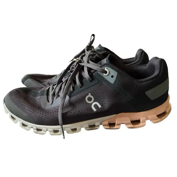 On Cloud CloudFlow Helion Swiss Engineering Running Shoes Womens Size 9.5 Black