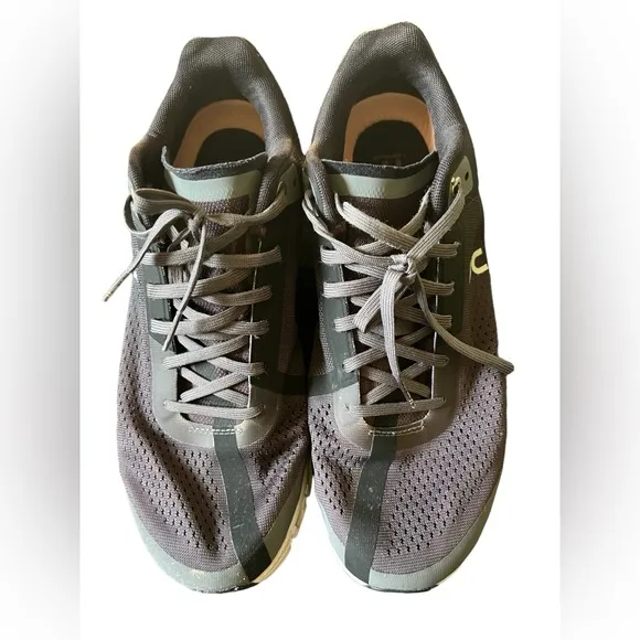 On Cloud CloudFlow Helion Swiss Engineering Running Shoes Womens Size 9.5 Black