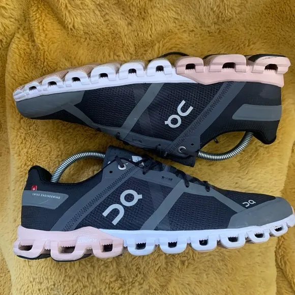 On Cloud Cloudflow Running Shoes Women’s Size 10.5