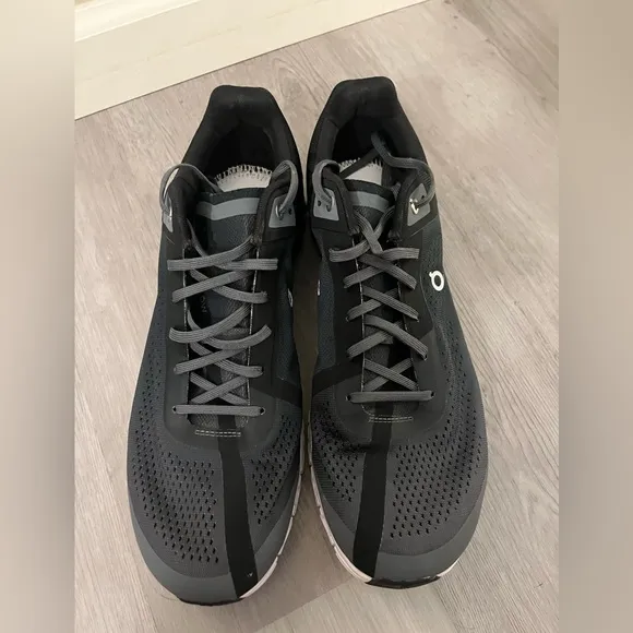 On Cloud Flow Running Shoes