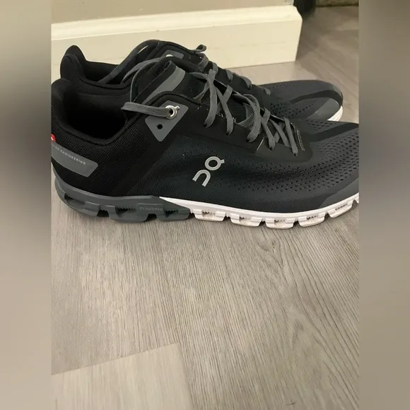 On Cloud Flow Running Shoes