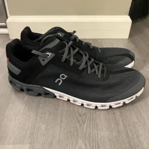On Cloud Flow Running Shoes