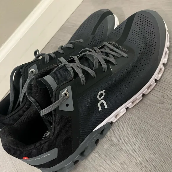 On Cloud Flow Running Shoes