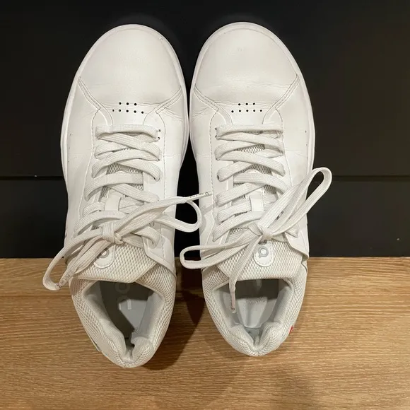 On Cloud Roger Advantage women’s size 8.5