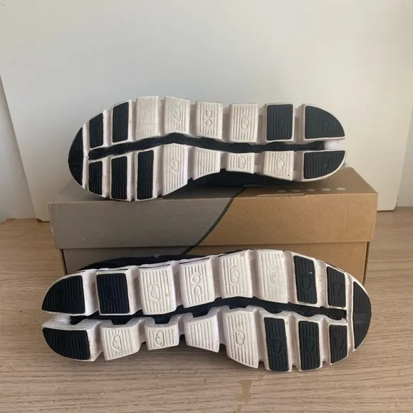 On Cloud Running Shoes Black/White - W 10