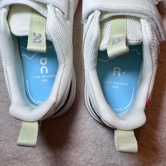 On Cloud “THE ROGER”  Kids Shoes/Sneakers - New