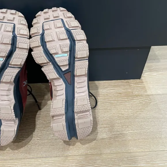 On Cloud Venture women’s size 6.5