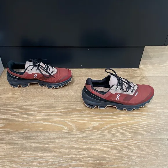 On Cloud Venture women’s size 6.5