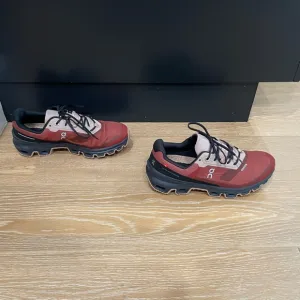 On Cloud Venture women’s size 6.5