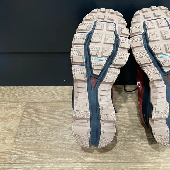 On Cloud Venture women’s size 6.5