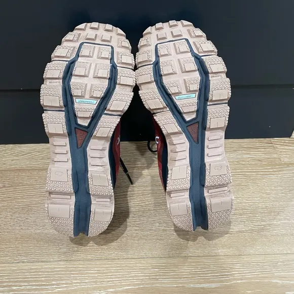 On Cloud Venture women’s size 6.5
