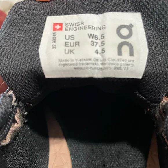 On Cloud Venture women’s size 6.5