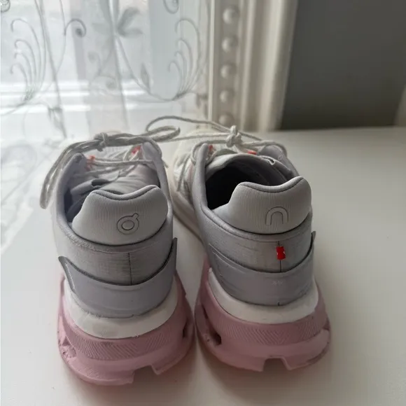ON Cloud Women's Multicolor Running Shoes size 6