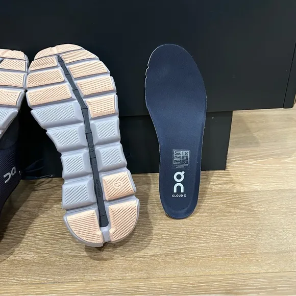 On Cloud X women’s size 7