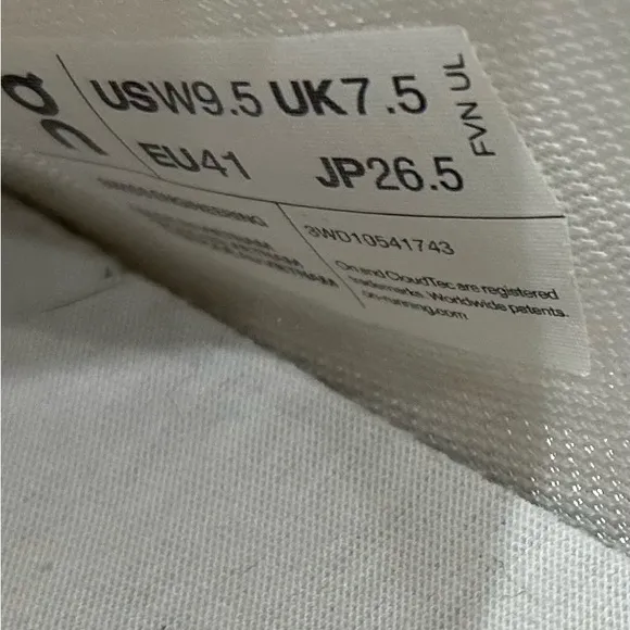 On CloudCoast women’s size 9.5