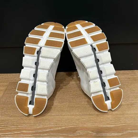 On CloudCoast women’s size 9.5