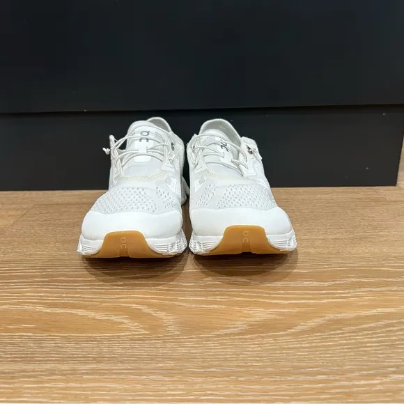On CloudCoast women’s size 9.5