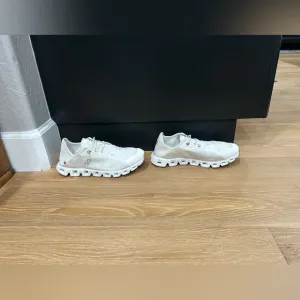 On CloudCoast women’s size 9.5