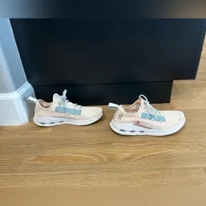 On Cloudeasy women’s size 9