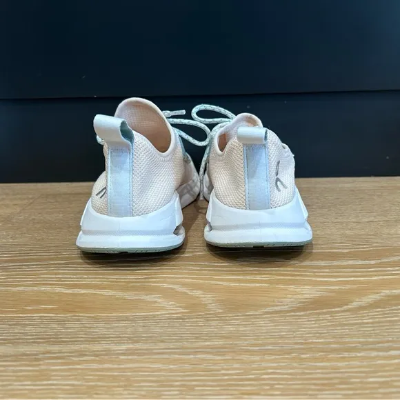 On Cloudeasy women’s size 9