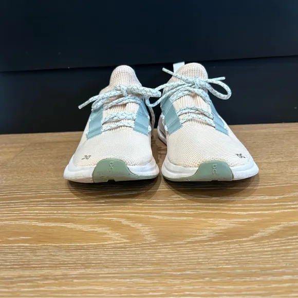 On Cloudeasy women’s size 9