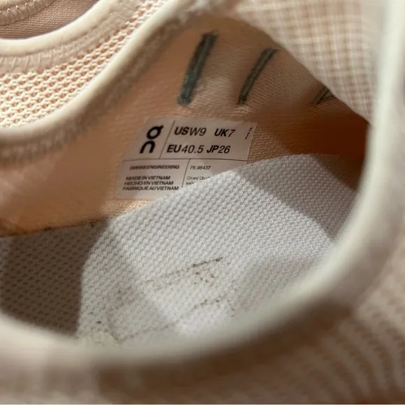 On Cloudeasy women’s size 9