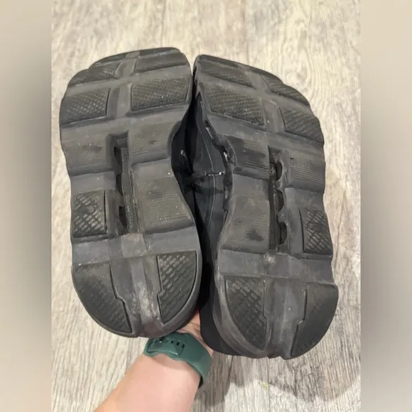 On cloudmonster black on black running shoes