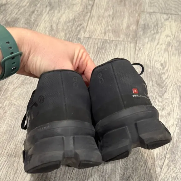 On cloudmonster black on black running shoes