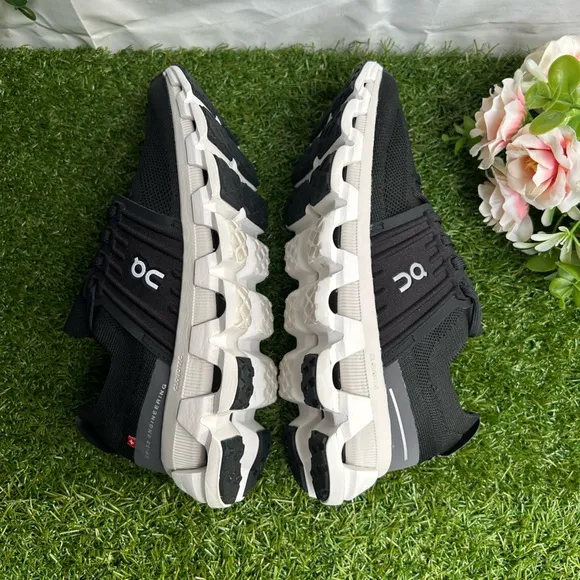 On Cloudswift 3 Running Color: All Black Shoe women size 6 gently used