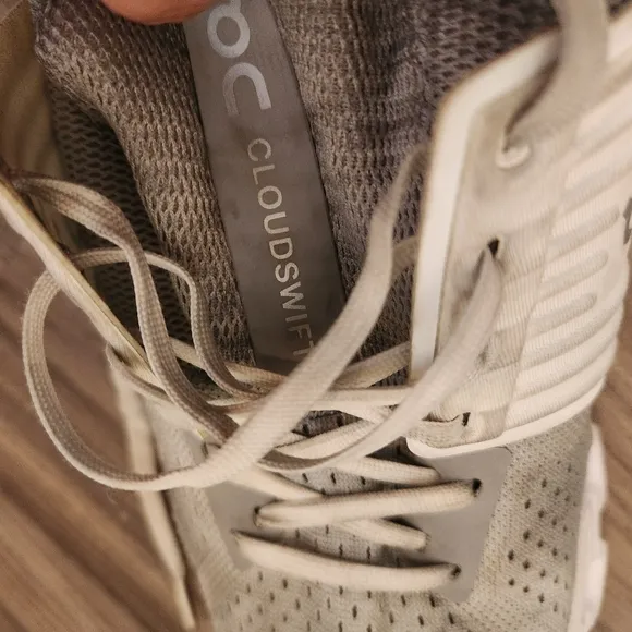 On cloudswift running shoes size 8.5
