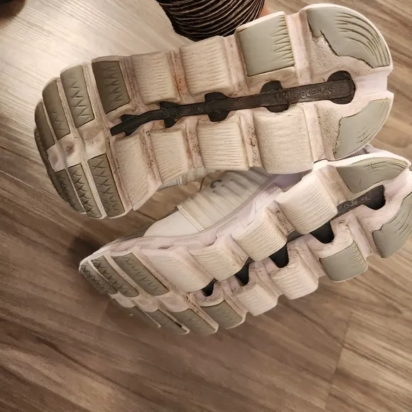 On cloudswift running shoes size 8.5