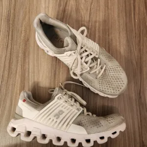 On cloudswift running shoes size 8.5