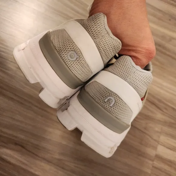 On cloudswift running shoes size 8.5