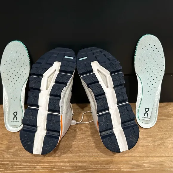 On Cloudtrax women’s size 8