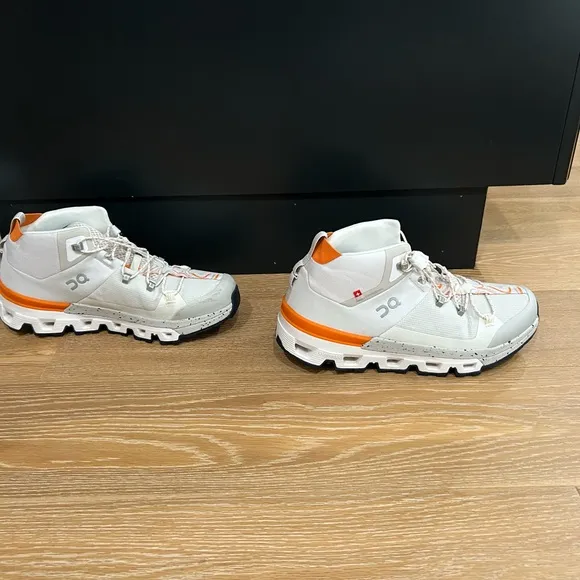 On Cloudtrax women’s size 8