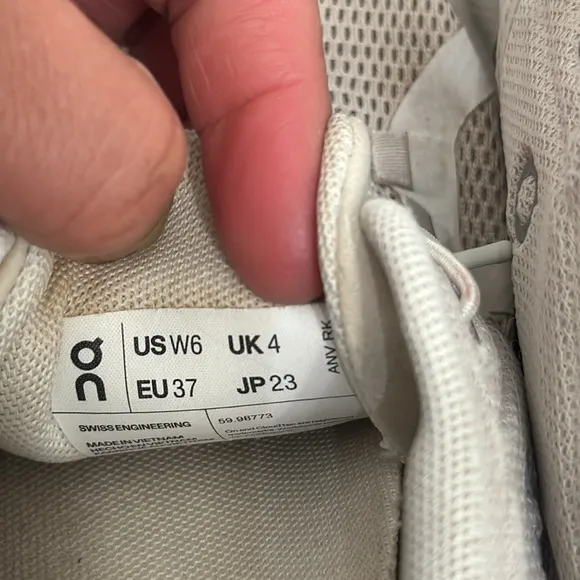 ON Running Beige Athletic Shoes sz 6