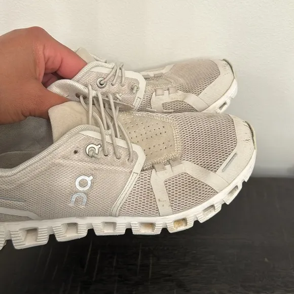 ON Running Beige Athletic Shoes sz 6