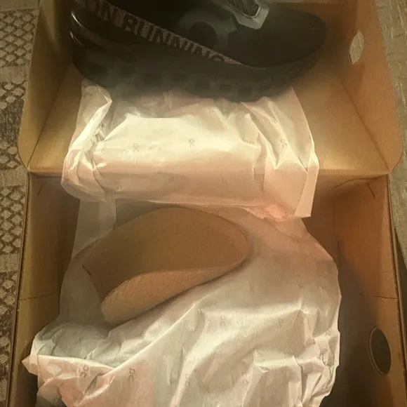 On Running Black Athletic Shoes Low-Top Design