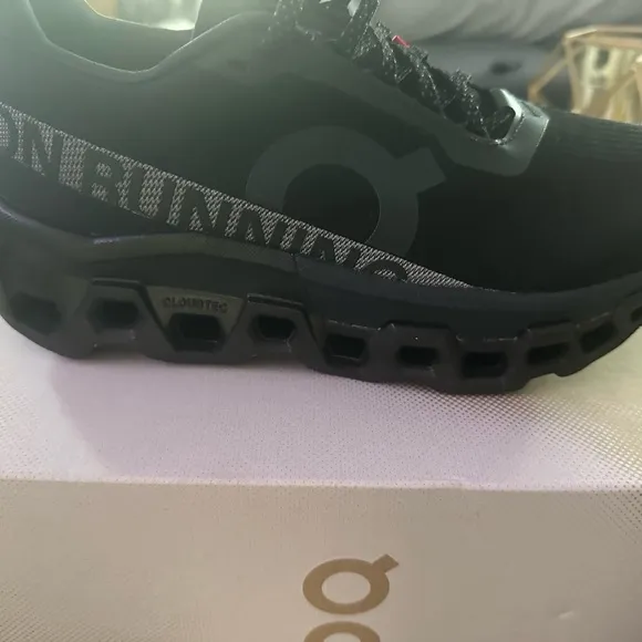On Running Black Athletic Shoes Low-Top Design