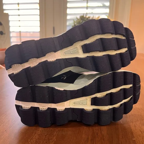 On Running Cloudsurfer Women’s Running Shoes, Mint Green and Dark Blue Sz 7.5