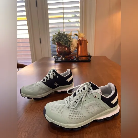 On Running Cloudsurfer Women’s Running Shoes, Mint Green and Dark Blue Sz 7.5
