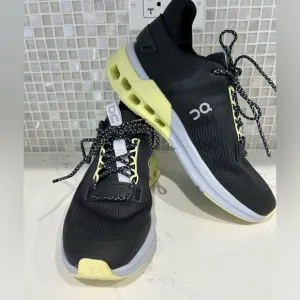 On Running Shoes 'Cloudnova Flux' in Black