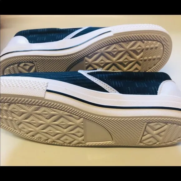 Pōmahina Youth Canvas Slip-on Shoes Size 4Y