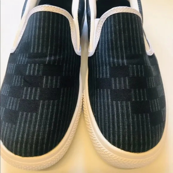 Pōmahina Youth Canvas Slip-on Shoes Size 4Y