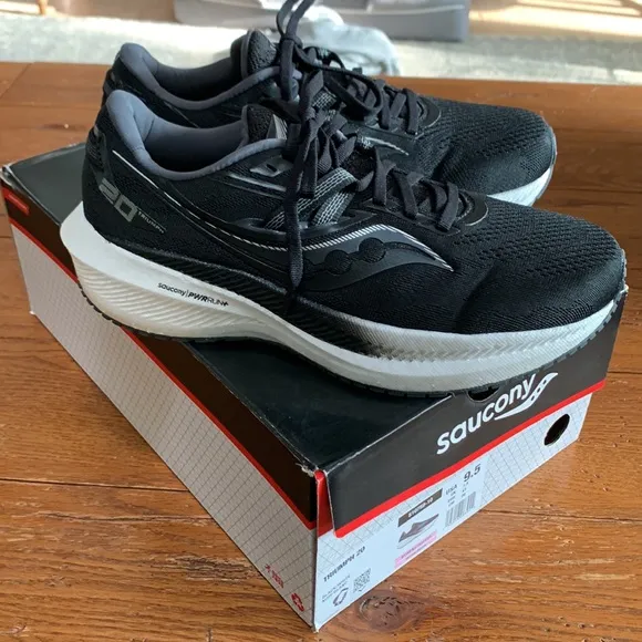 Saucony Triumph 20 Running Shoes Women’s Black White New In Box Size 9.5